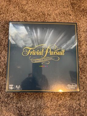 Hasbro Trivial Pursuit Classic Edition - Navy & Gold Box